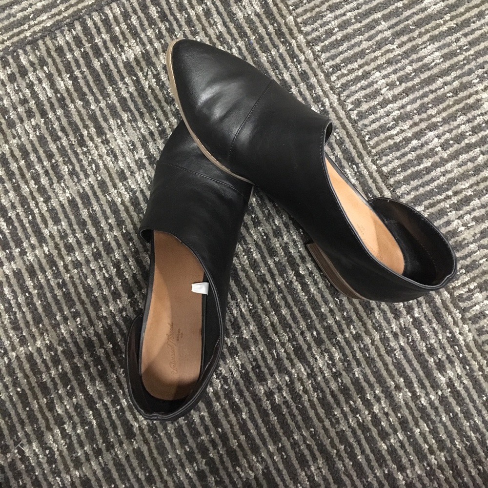 Black cutout flats practically brand new!